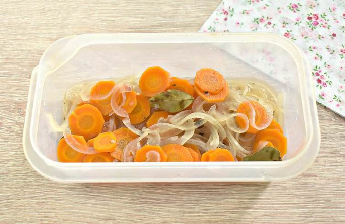 Маринована скумбрія з морквою та цибулею
