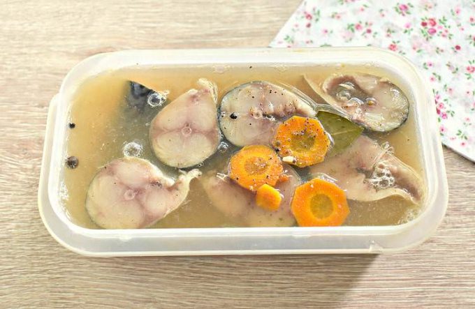 Маринована скумбрія з морквою та цибулею