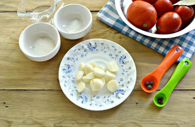 Мариновані помідори з часником на зиму.