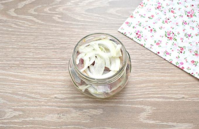 Маринований оселедець з цибулею та оцтом