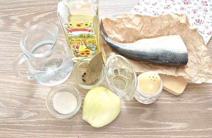 Маринований оселедець з цибулею та оцтом