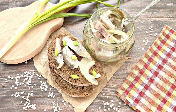 Маринований оселедець з цибулею та оцтом