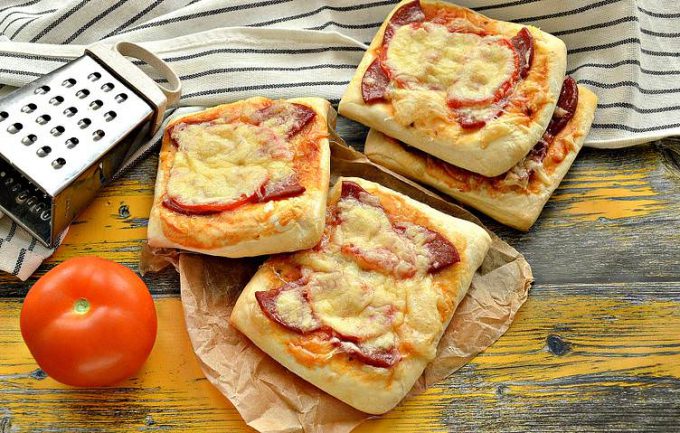Міні-піци з ковбасою та помідорами в духовці