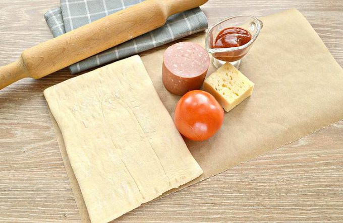 Міні-піци з ковбасою та помідорами в духовці