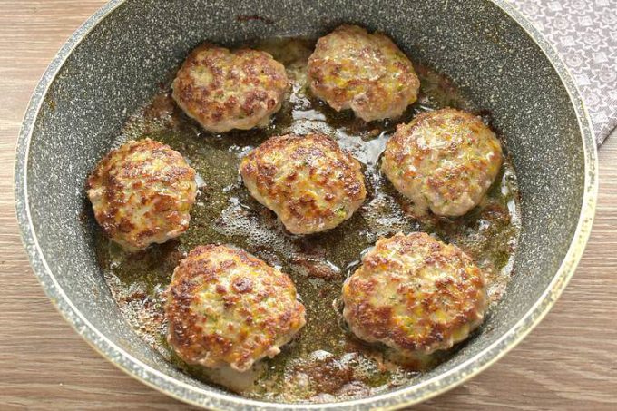 Мясні котлети з гарбузом на сковороді