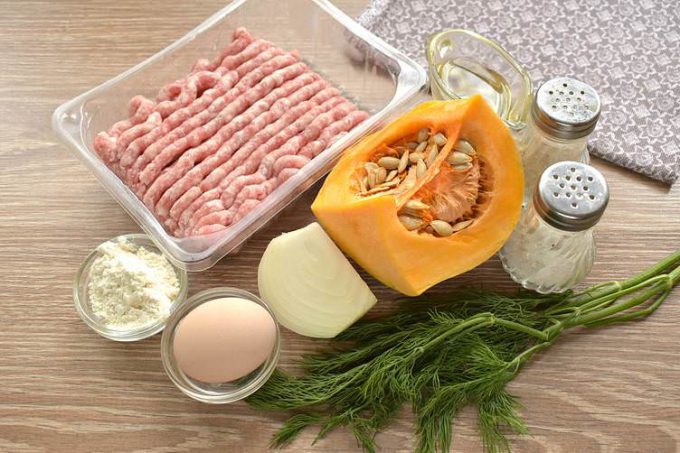 Мясні котлети з гарбузом на сковороді