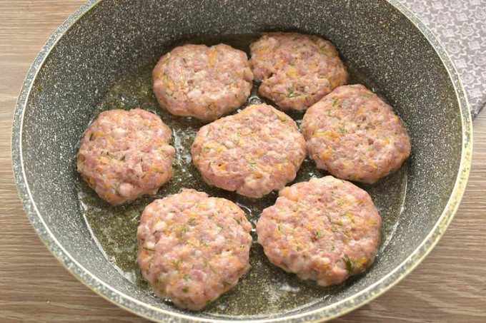 Мясні котлети з гарбузом на сковороді