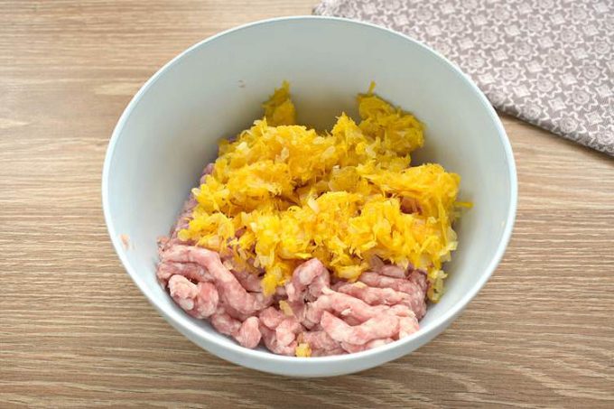 Мясні котлети з гарбузом на сковороді