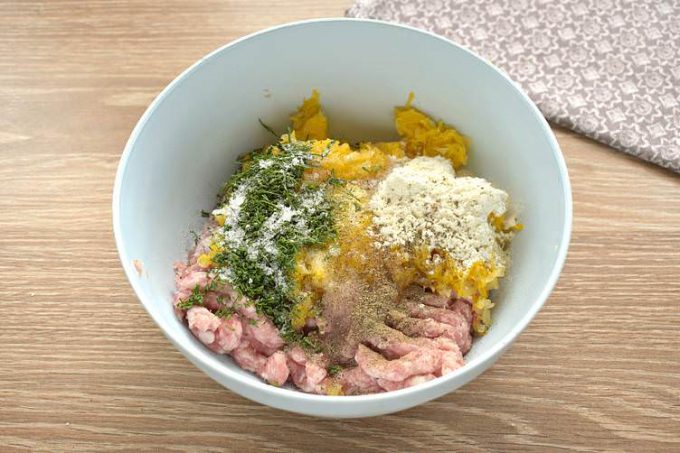 Мясні котлети з гарбузом на сковороді