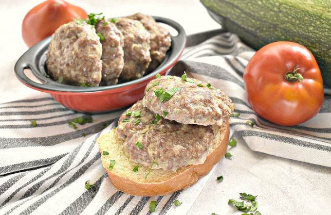 Мясні котлети з кабачком, запечені у духовці.