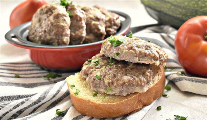 Мясні котлети з кабачком, запечені у духовці.