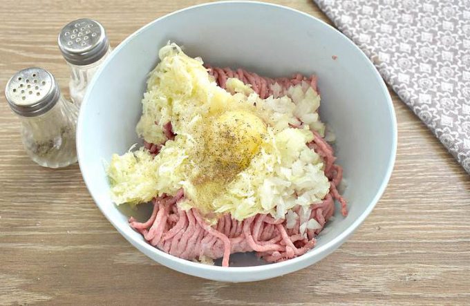 Мясні котлети з кабачком, запечені у духовці.