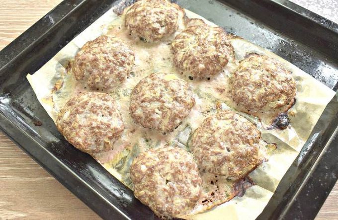 Мясні котлети з кабачком, запечені у духовці.