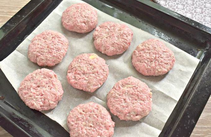 Мясні котлети з кабачком, запечені у духовці.