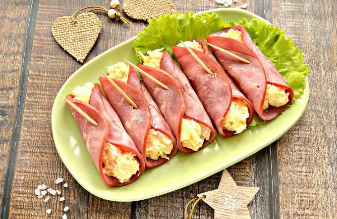 Мясні рулетики з ананасом