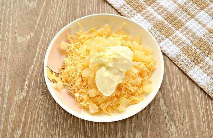 Мясні рулетики з ананасом