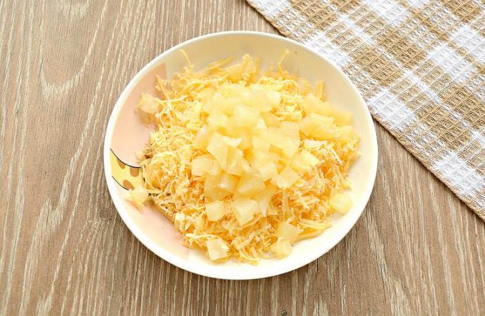 Мясні рулетики з ананасом