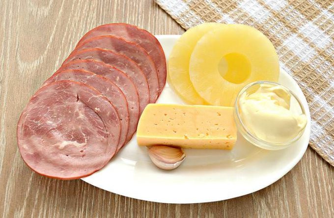 Мясні рулетики з ананасом