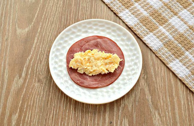 Мясні рулетики з ананасом