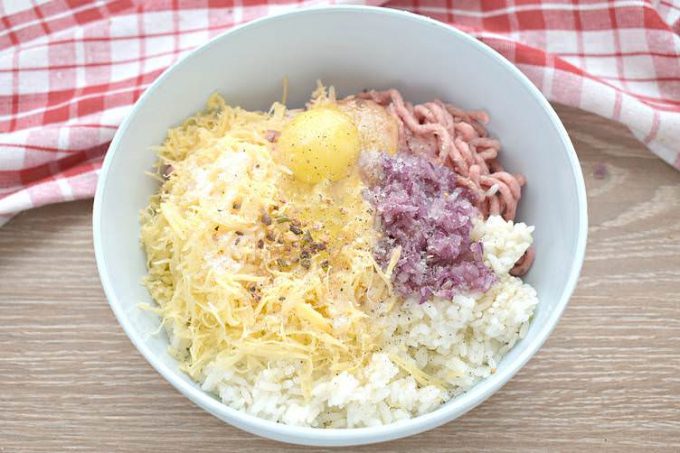 Мясні тефтелі з рисом та сиром на сковороді
