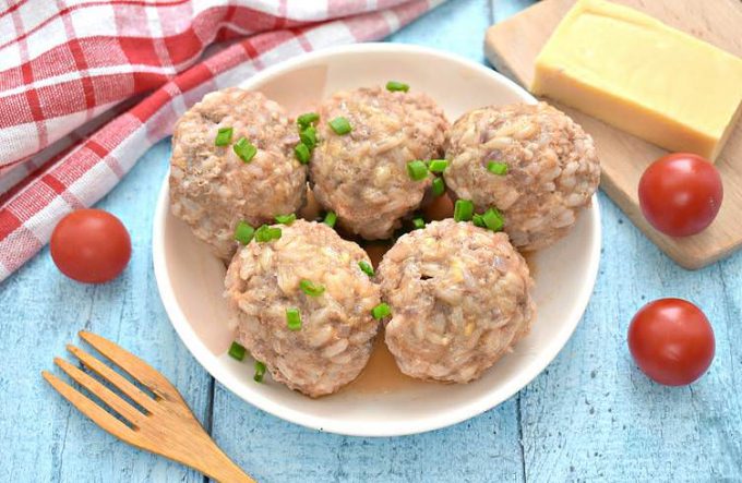 Мясні тефтелі з рисом та сиром на сковороді