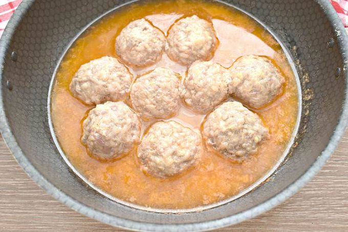 Мясні тефтелі з рисом та сиром на сковороді