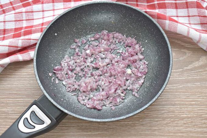 Мясні тефтелі з рисом та сиром на сковороді