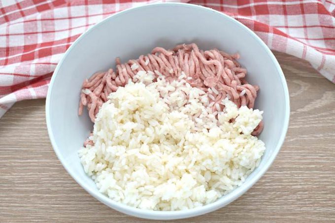 Мясні тефтелі з рисом та сиром на сковороді