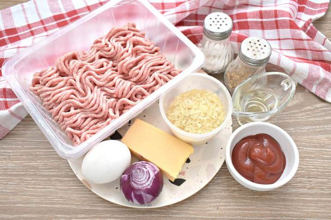 Мясні тефтелі з рисом та сиром на сковороді