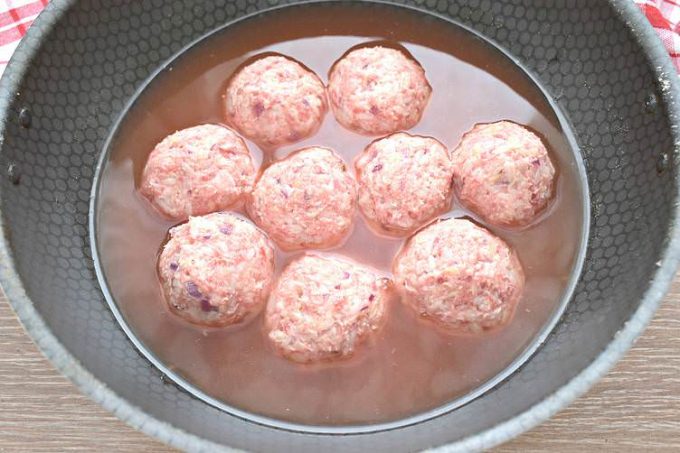 Мясні тефтелі з рисом та сиром на сковороді