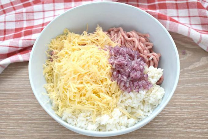 Мясні тефтелі з рисом та сиром на сковороді