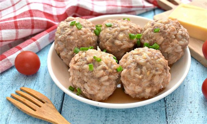 Мясні тефтелі з рисом та сиром на сковороді
