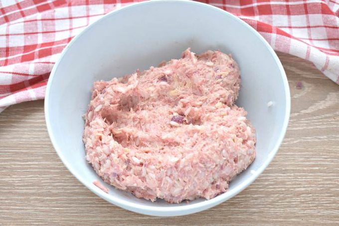 Мясні тефтелі з рисом та сиром на сковороді