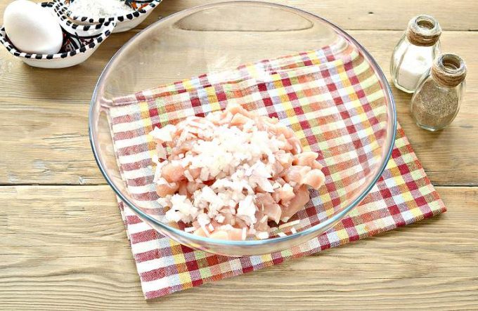 Мясо по-албанськи з курячої грудки