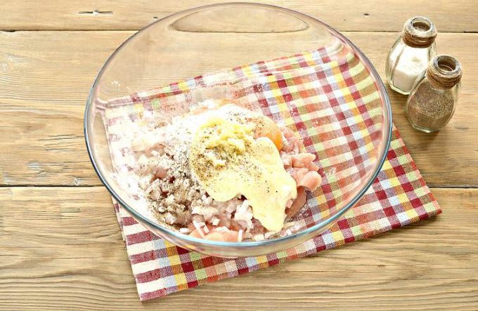 Мясо по-албанськи з курячої грудки