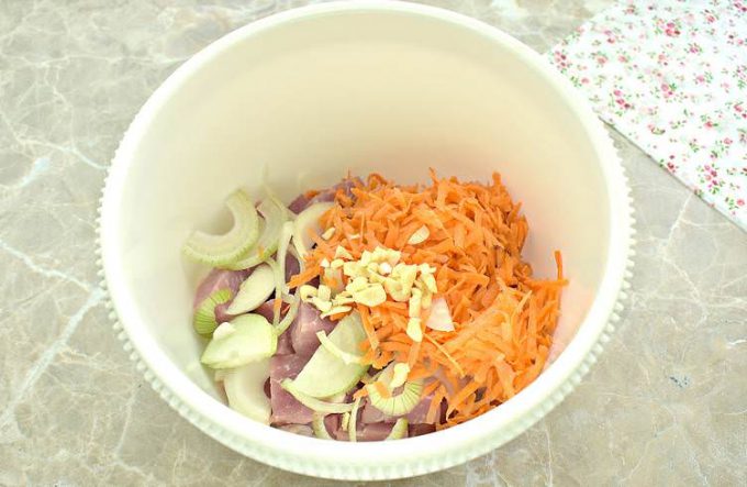 Мясо по-гусарськи на сковороді