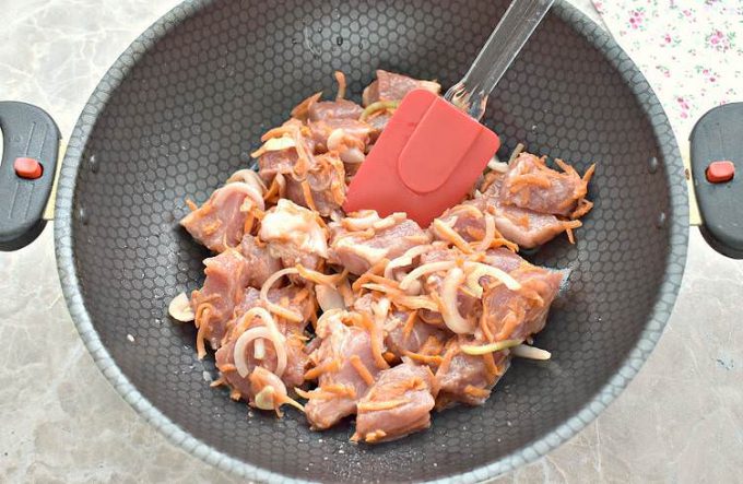 Мясо по-гусарськи на сковороді