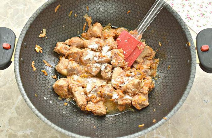 Мясо по-гусарськи на сковороді