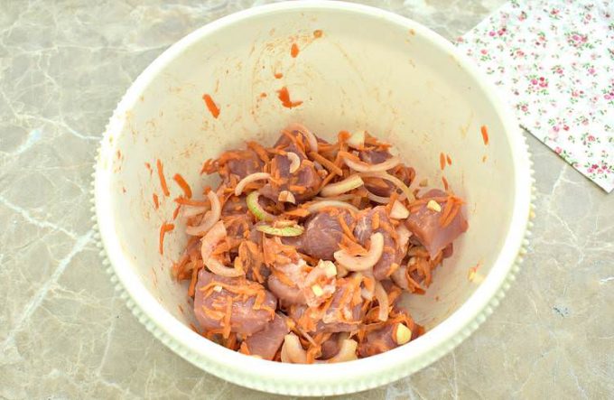 Мясо по-гусарськи на сковороді