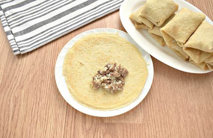 Млинці, фаршировані фаршем та рисом