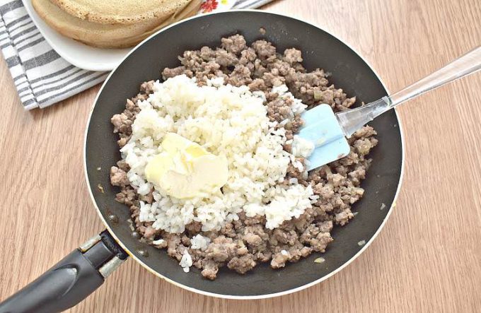 Млинці, фаршировані фаршем та рисом
