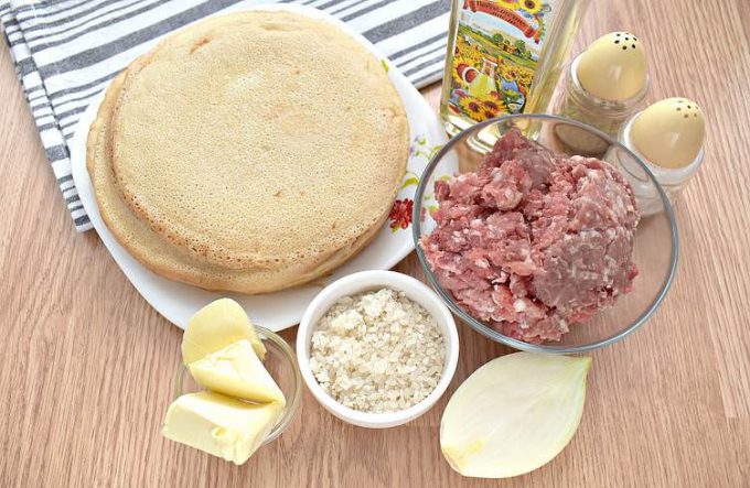 Млинці, фаршировані фаршем та рисом