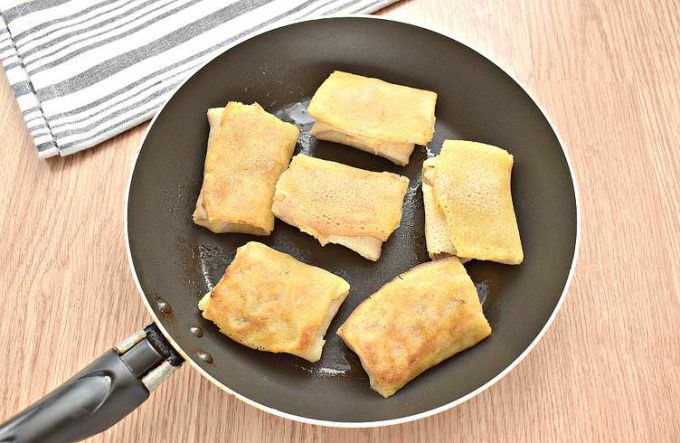 Млинці, фаршировані фаршем та рисом