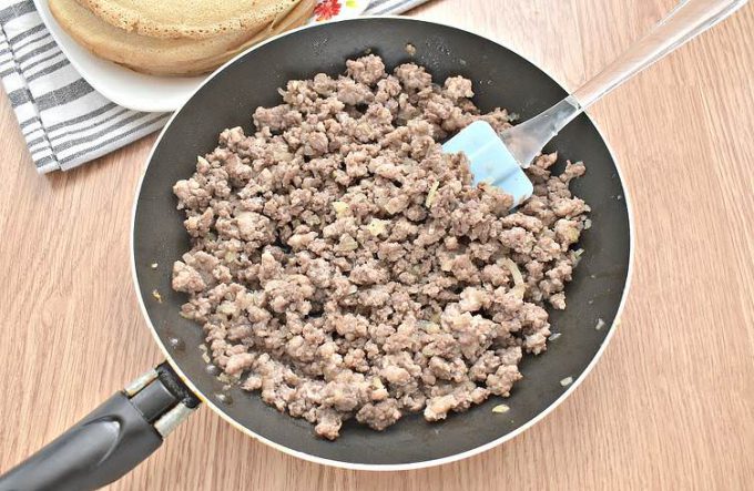 Млинці, фаршировані фаршем та рисом