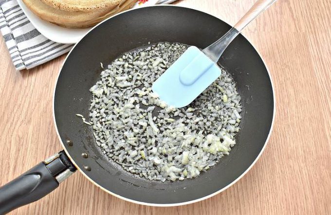 Млинці, фаршировані фаршем та рисом