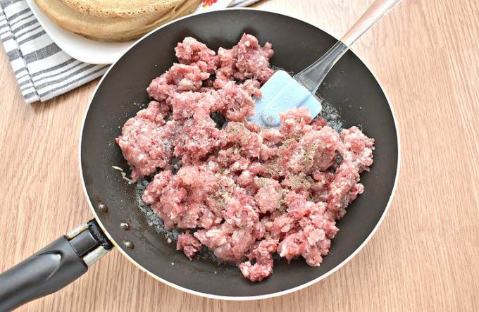 Млинці, фаршировані фаршем та рисом