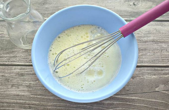 Млинці на воді з яйцями