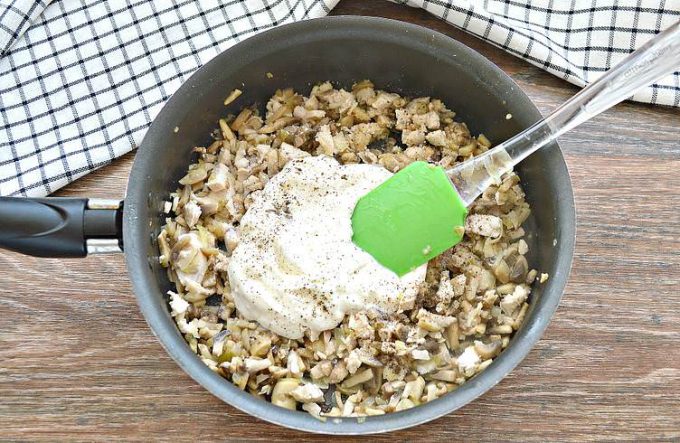 Млинці в духовці з куркою, грибами та сиром
