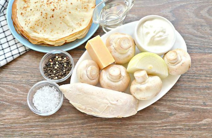 Млинці в духовці з куркою, грибами та сиром