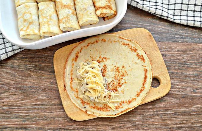 Млинці в духовці з куркою, грибами та сиром